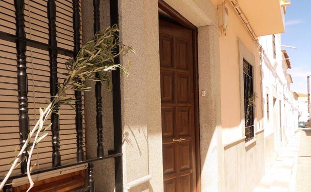 En muchas casas han colocado ramas en varias ventanas 