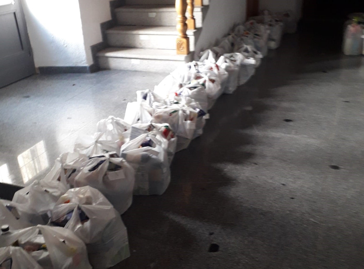 Las bolsas preparadas con los alimentos antes del reparto 