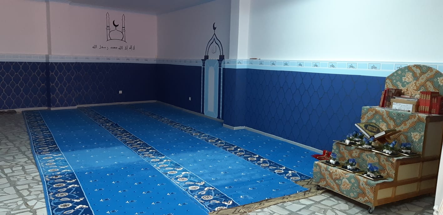 La zona de rezo de la mezquita junto a la pequeña biblioteca 