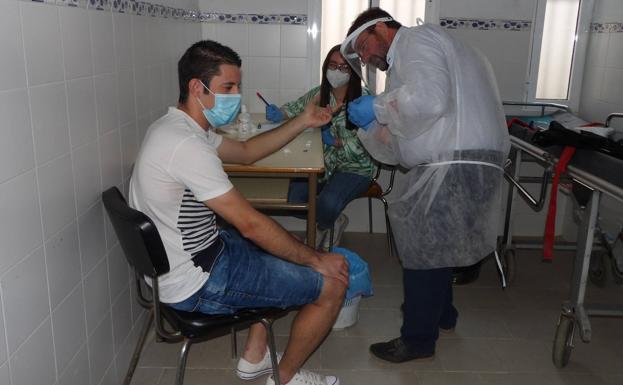 Chicho,en la imagen, mientras le realizaban el test, por donde pasaron todos los jugadores 