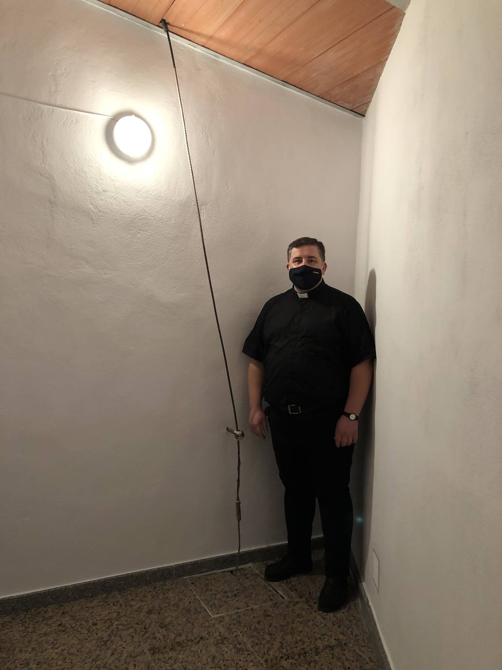 Antonio Nogales junto al pararrayos dentro de la habitación 