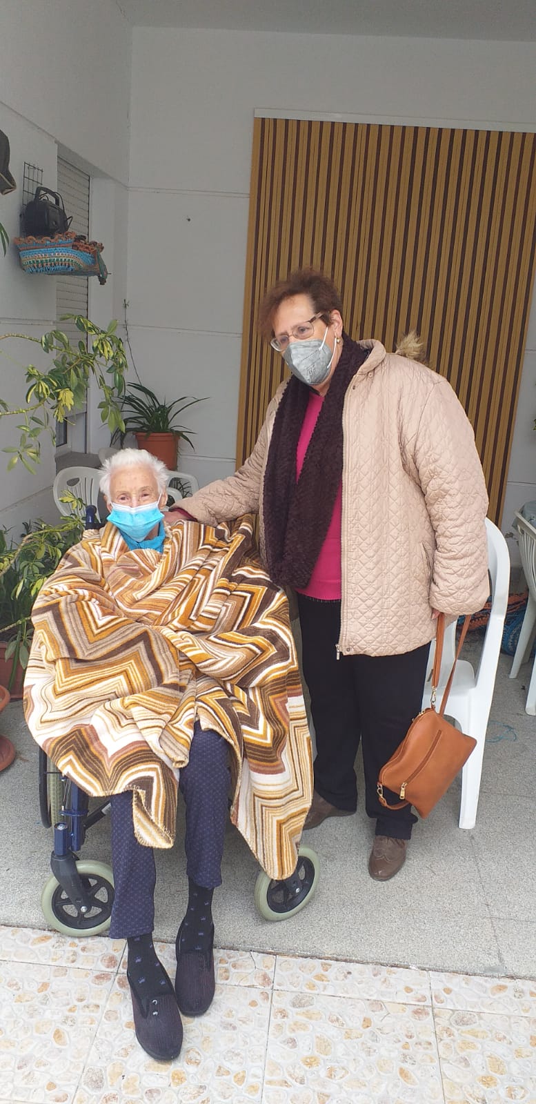 Severiana, muy contenta, recibe la visita de su hermana 