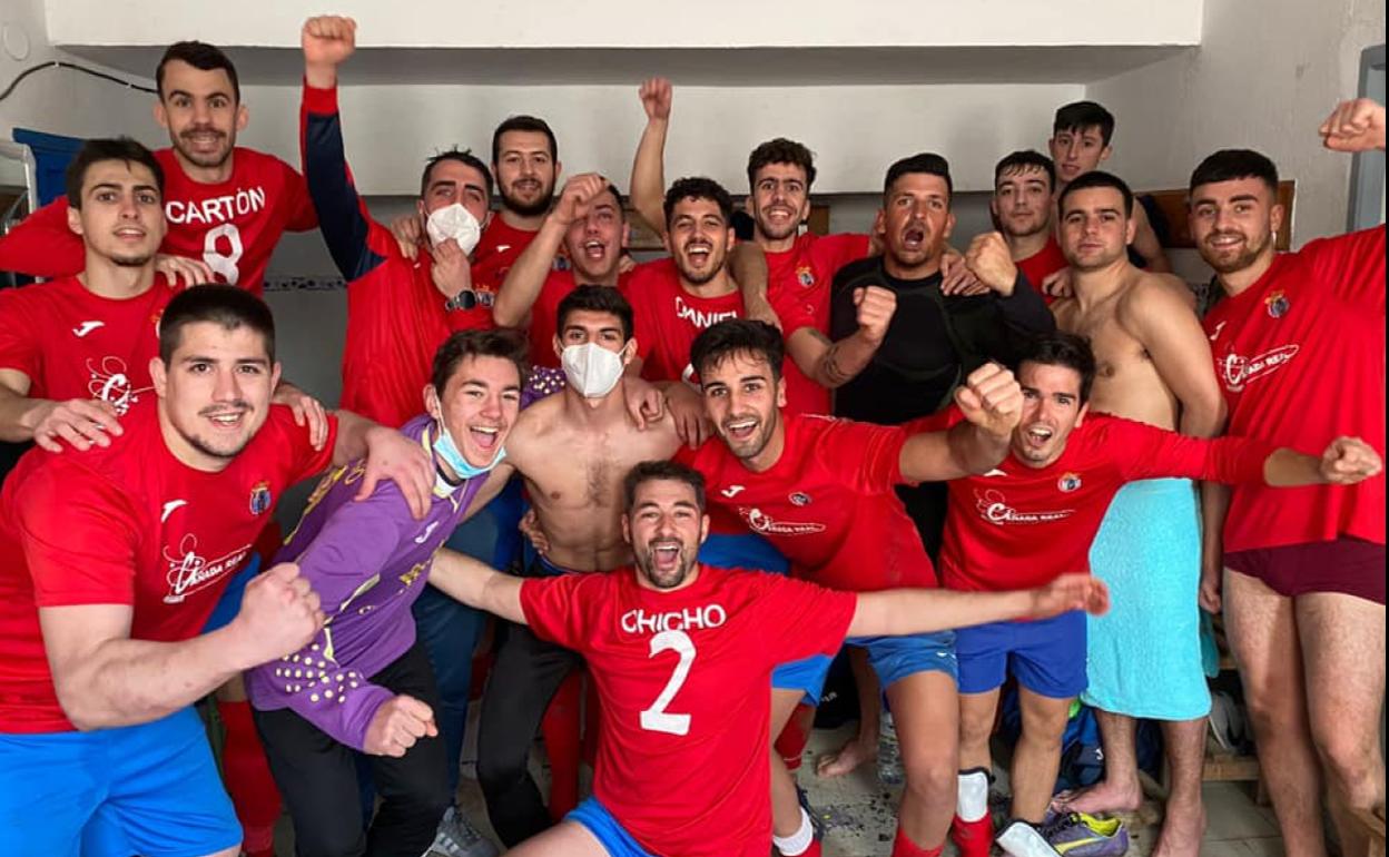 El equipo celebra la victoria en el vestuario 