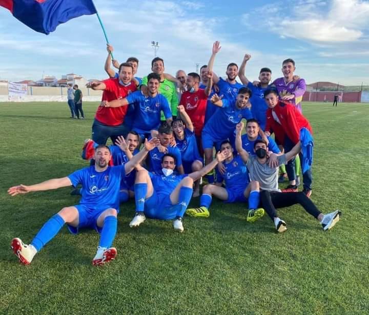 El equipo celebra el resultado tras el partido 