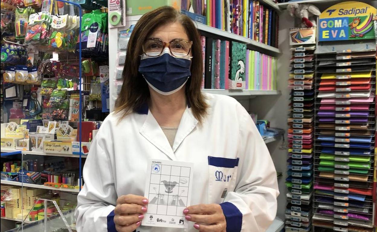 María de Papelería Jeyma muestra una de las cartillas 