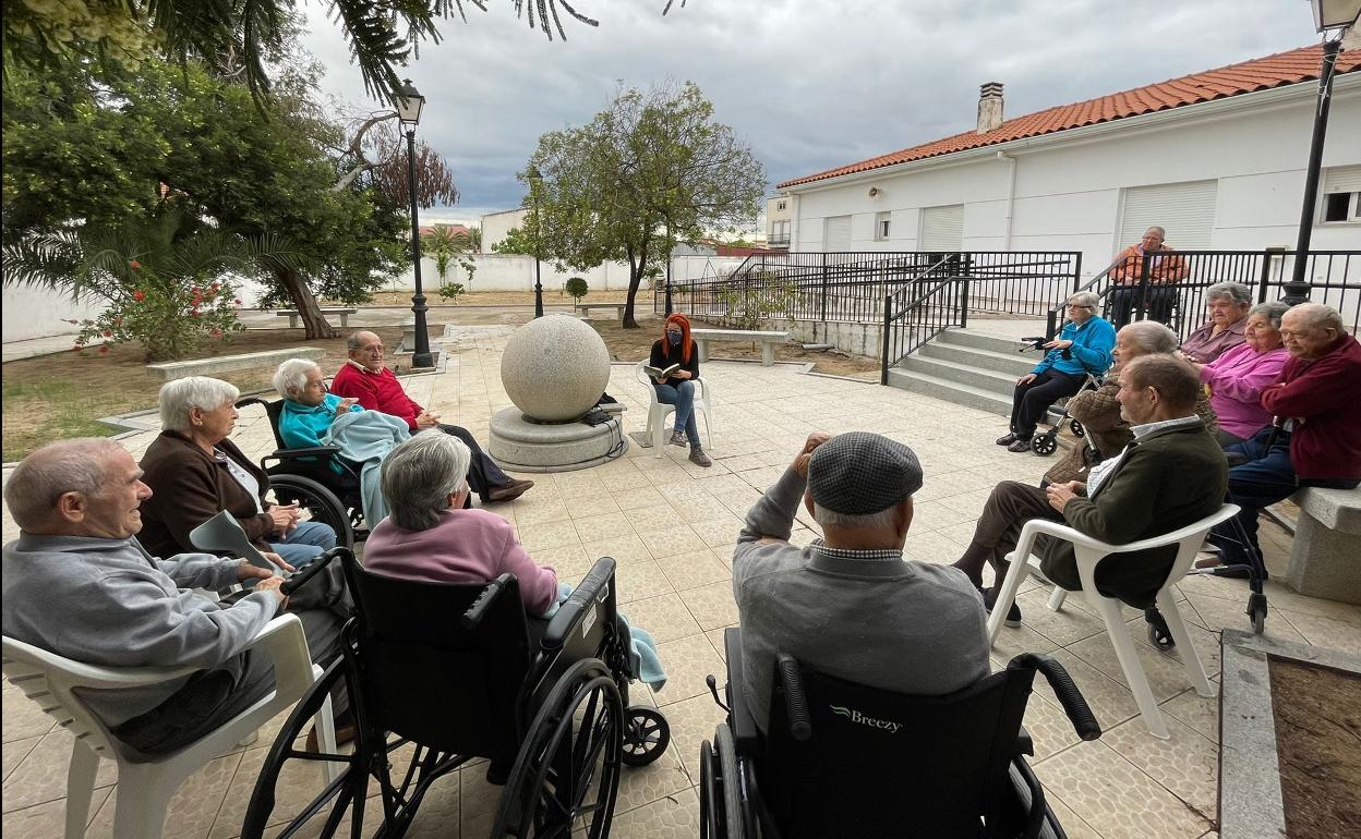 Leyre Sánchez durante la lectura en el patio de la residencia 