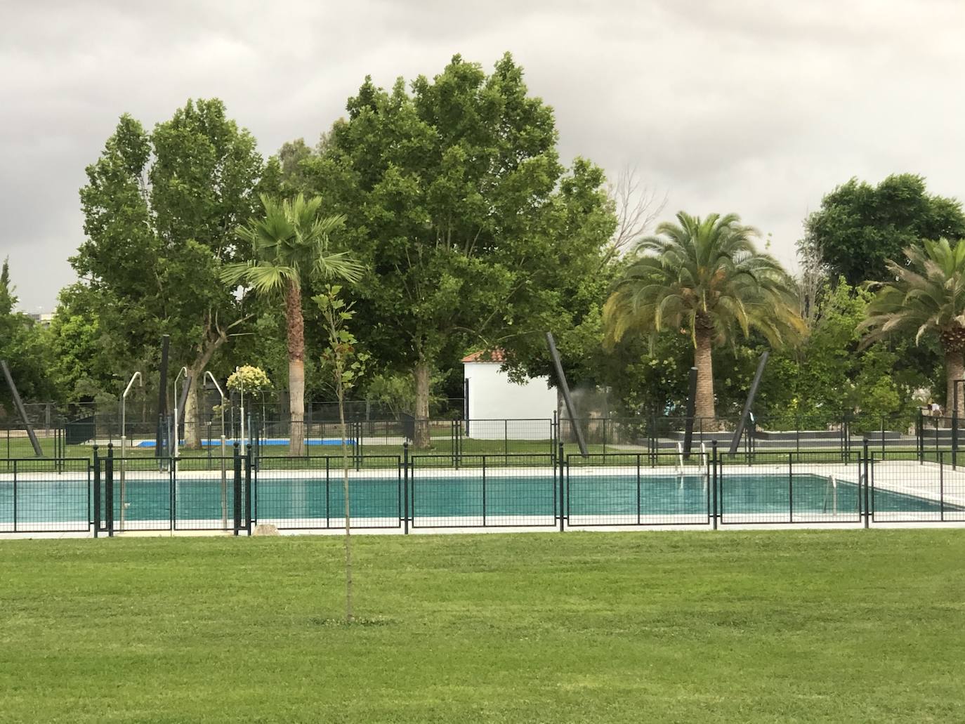 La piscina puesta a punto para su apertura 