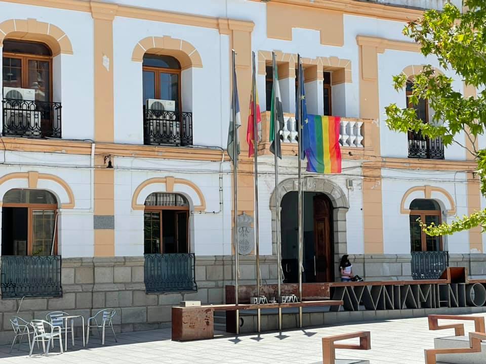 La bandera del arcoíris cuelga del balcón principal del Ayuntamiento 