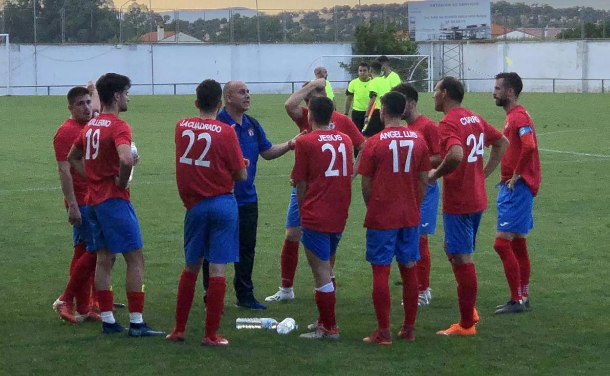 Candi Pineda habla con el equipo en el partido frente a Entrerríos 