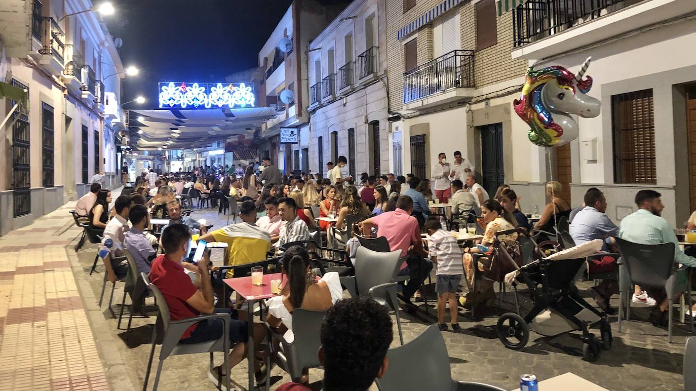 La calle Abajo se llenó de veladores repletos de vecinos 
