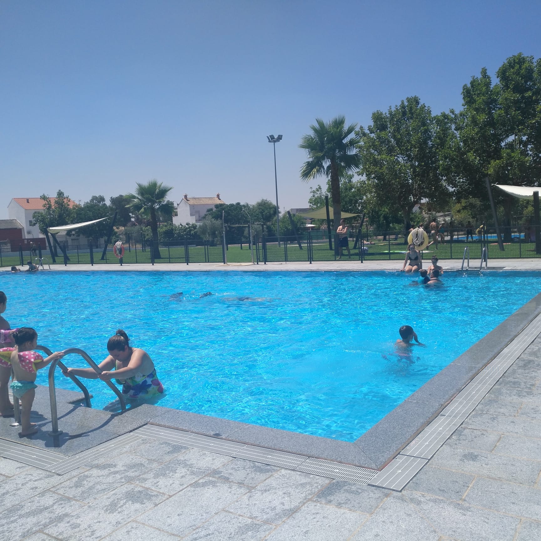 Bañistas disfrutan de la piscina 