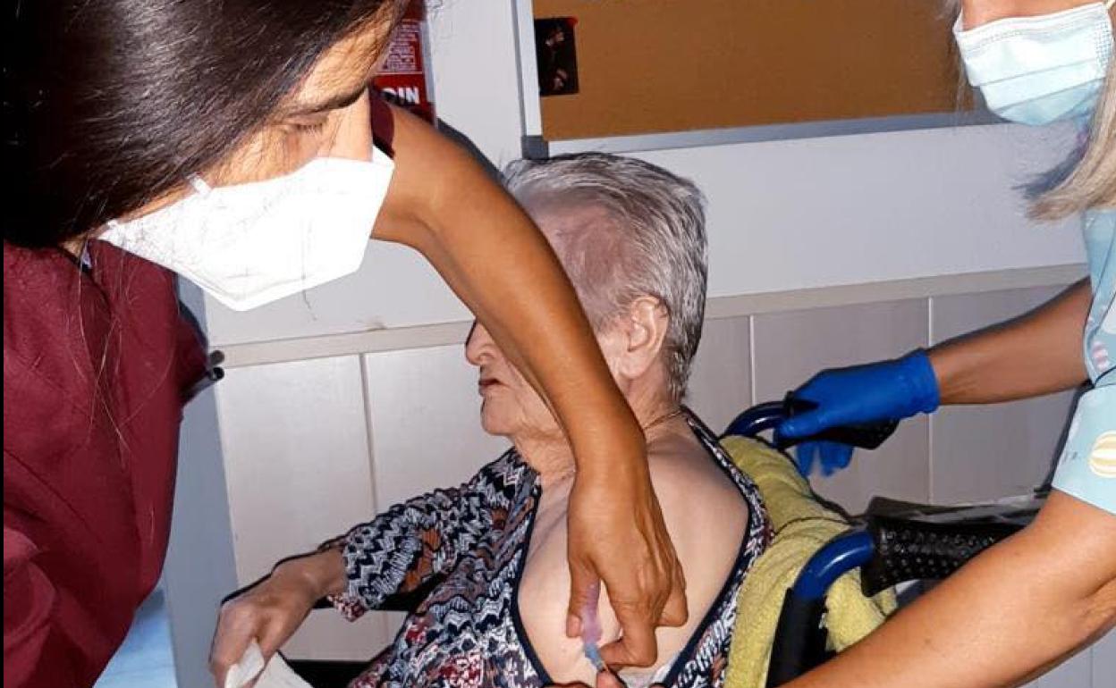Una residente recibe la vacuna 