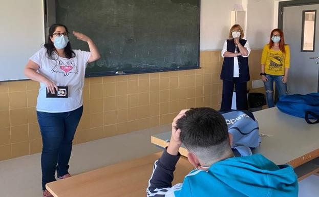 Nuqui Fernández habla con los alumnos del IES Quintana 