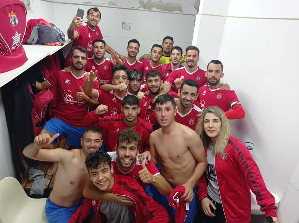El equipo celebra la victoria ante Fuenlabrada 