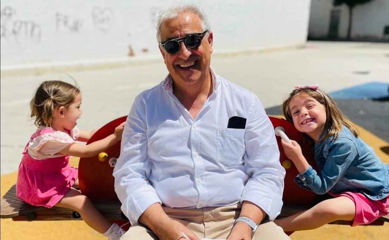 José Manuel con sus nietas Celia y María 