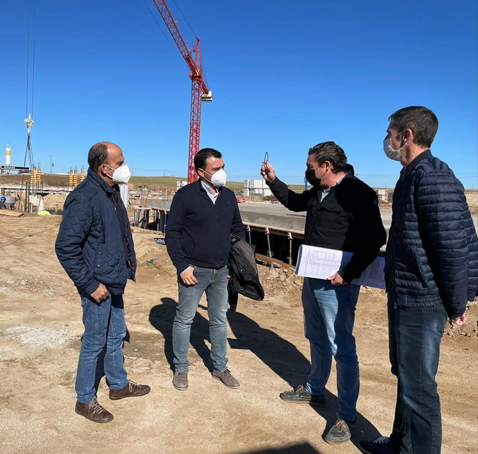 El alcalde con el equipo directivo del colegio 