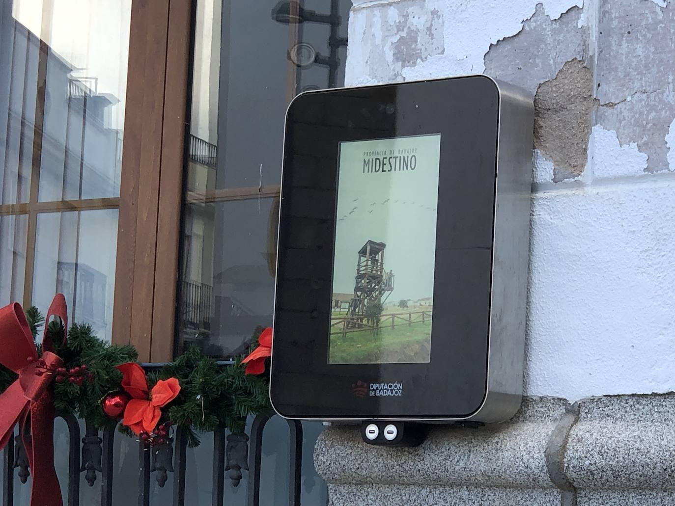 El panel está instalado en uno de los laterales del edificio del consistorio 