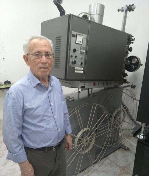 Raimundo Dávila con una Súper Shon de 35 mm 