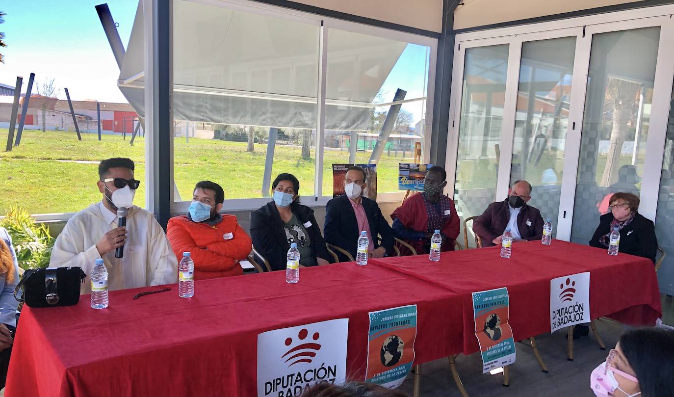 Los protagonistas del encuentro. En ese momento Alí narra su historia 