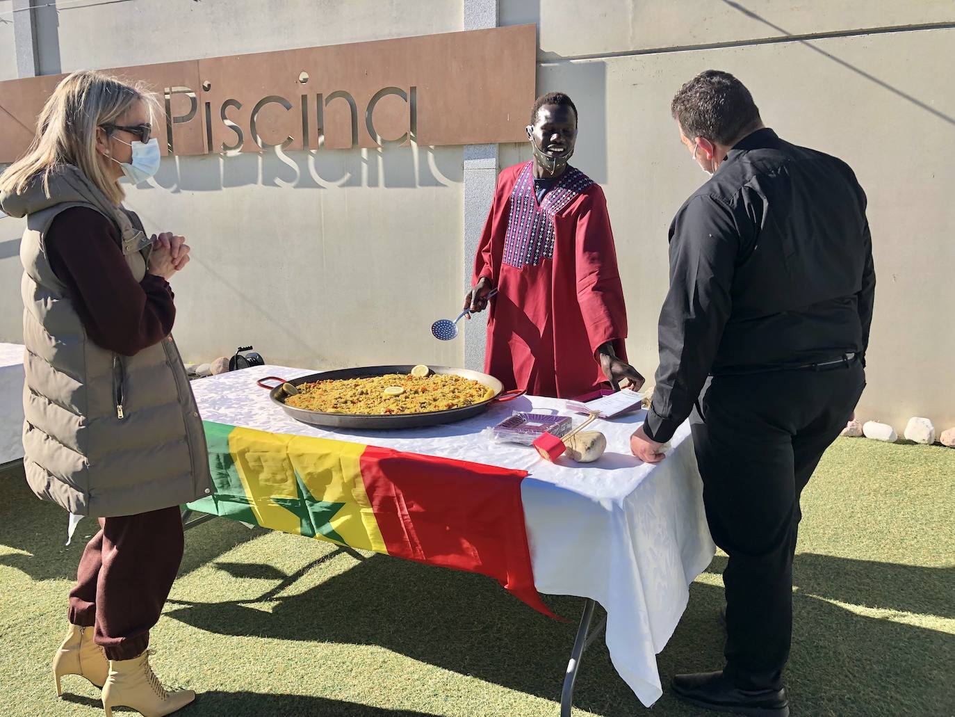 Ela inaugura el plato típico de Senegal, un arroz con verduras y pescado 