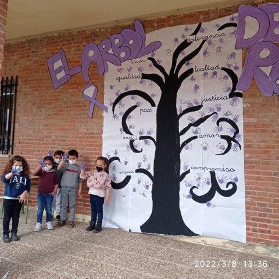 Fotos: Alumnos de todos los cursos del colegio trabajan por la igualdad en el 8 de marzo