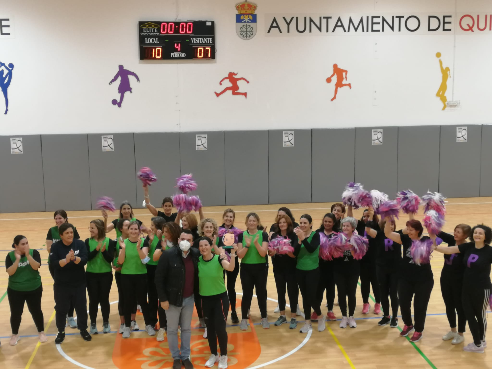 Al finalizar el partido jugadoras y animadoras posaron juntas 