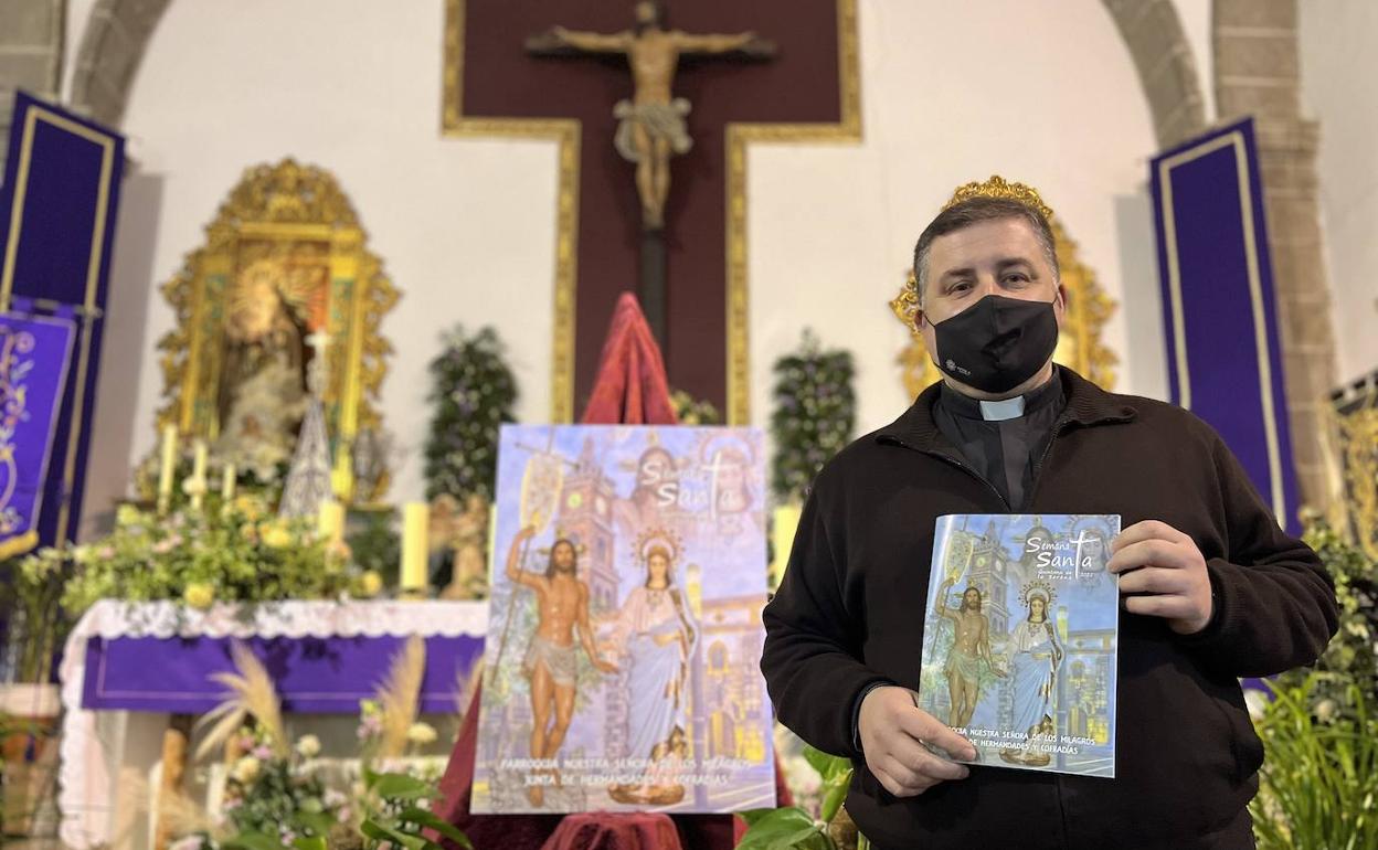 Antonio Nogales, párroco de Quintana, muestra la revista y el cartel 