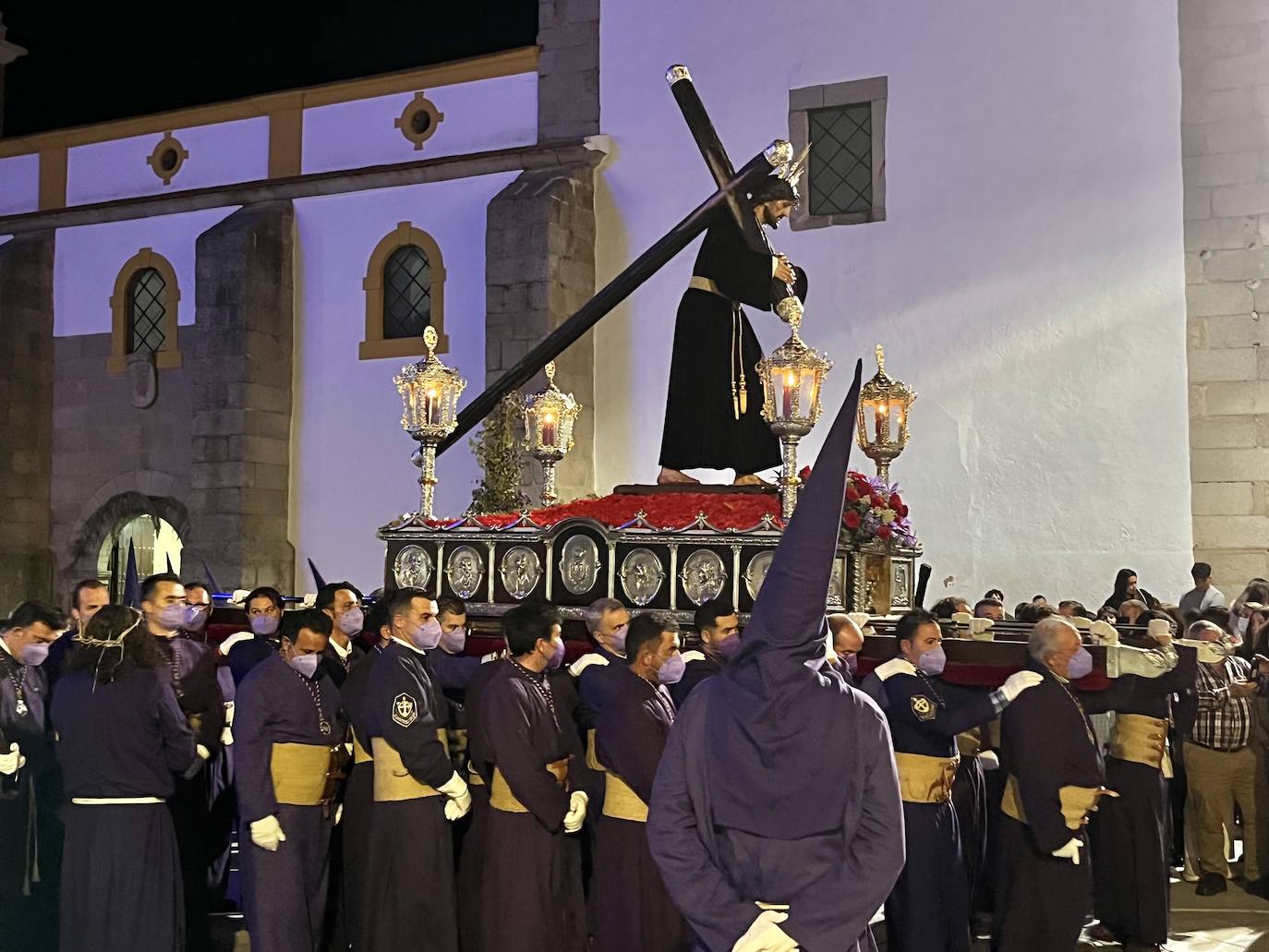 Jesús Nazarno, portado por sus costaleros, tras salir de la parroquia.