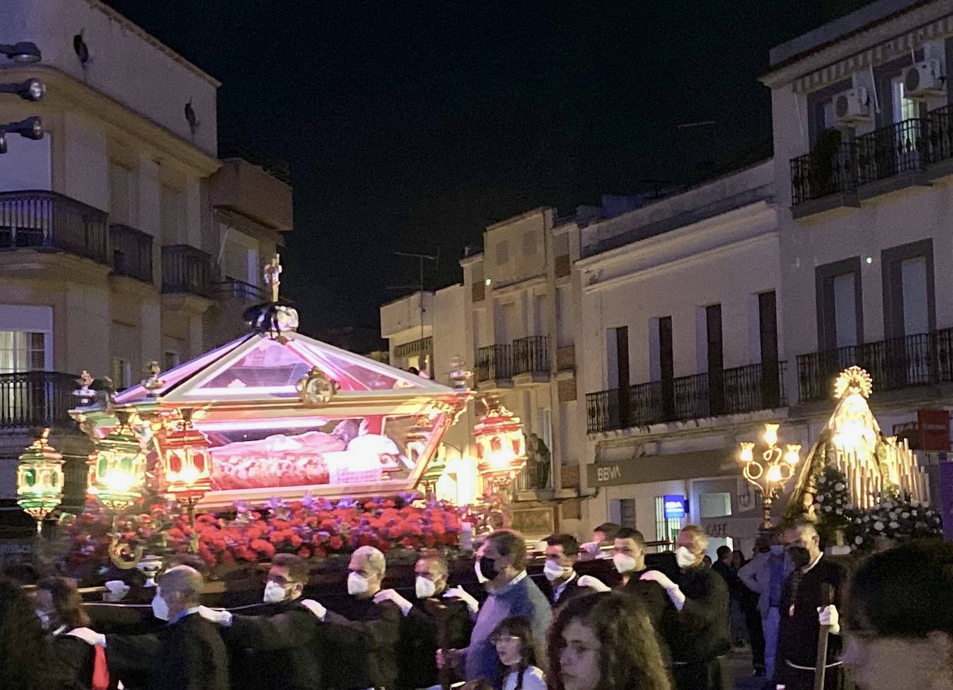 El Cristo Yacente en la Urna seguido por su Madre, la Virgen de los Dolores 