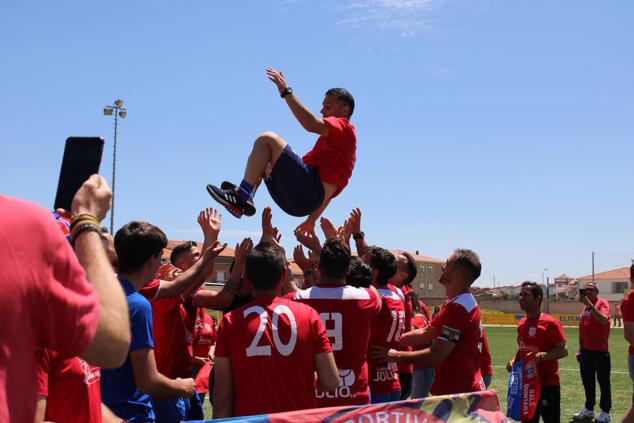 El equipo celebra el ascenso instantes después del pitido final 