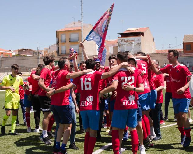 El equipo celebra el ascenso instantes después del pitido final 