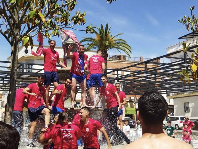 El equipo celebra el ascenso instantes después del pitido final 