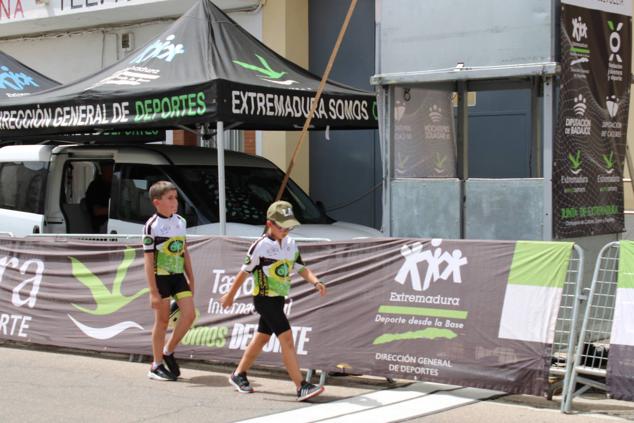 Fotos: Quintana se vuelca con los ciclistas de la Vuelta Extremadura