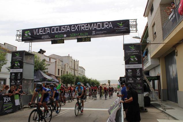 Fotos: Quintana se vuelca con los ciclistas de la Vuelta Extremadura