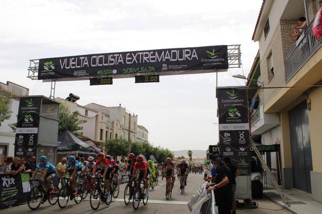 Fotos: Quintana se vuelca con los ciclistas de la Vuelta Extremadura