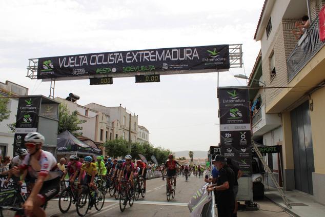 Fotos: Quintana se vuelca con los ciclistas de la Vuelta Extremadura