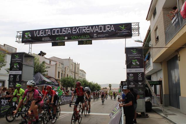 Fotos: Quintana se vuelca con los ciclistas de la Vuelta Extremadura