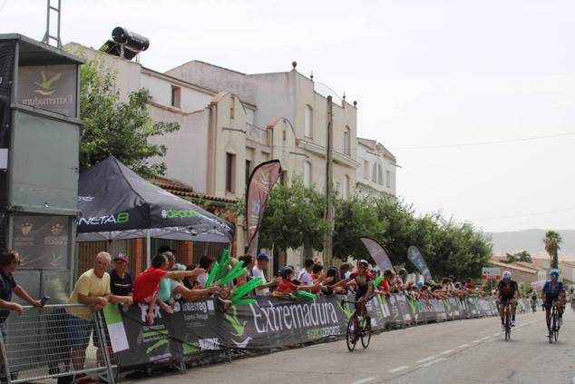 Fotos: Quintana se vuelca con los ciclistas de la Vuelta Extremadura