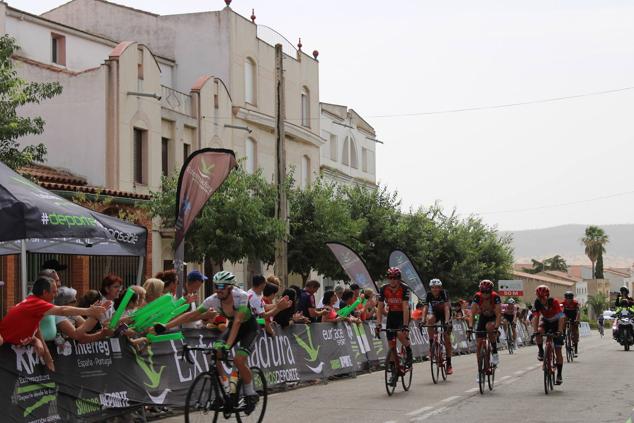 Fotos: Quintana se vuelca con los ciclistas de la Vuelta Extremadura