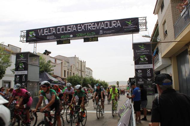 Fotos: Quintana se vuelca con los ciclistas de la Vuelta Extremadura