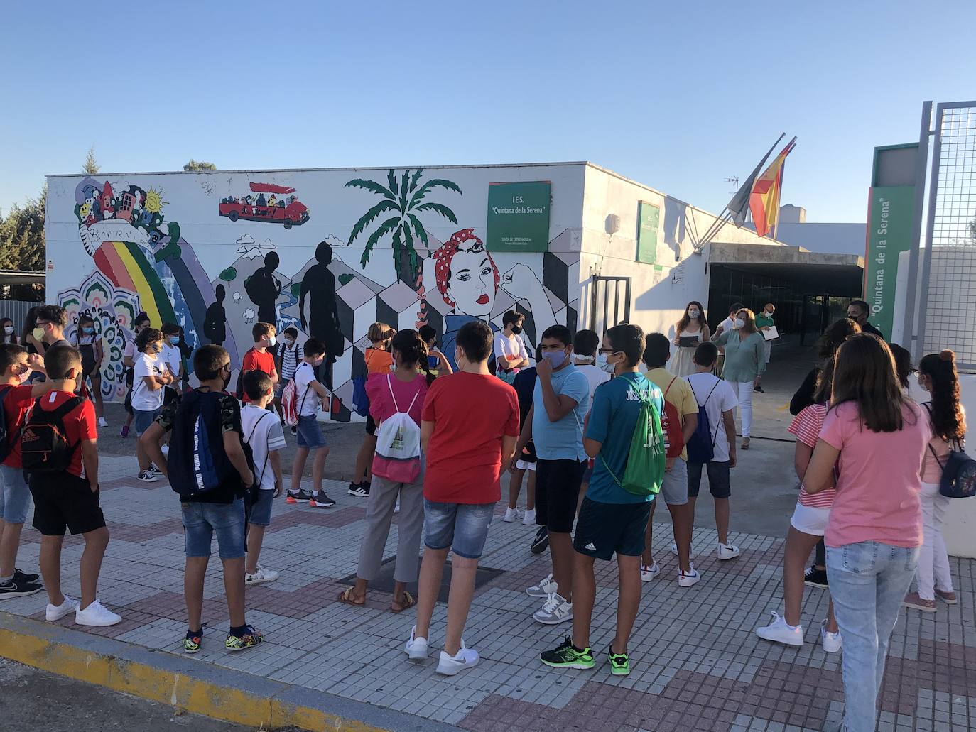 Alumnos a las puertas del IES Quintana 