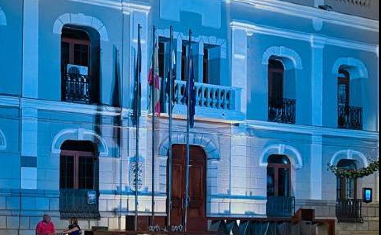 El Ayuntamiento se tiñe de azul por el día mundial de la fisura labio-alveolo-palatinas