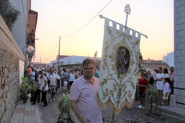 Fotos: Centenares de vecinos acompañaron a la Virgen del Carmen en su regreso al camino de Zalamea