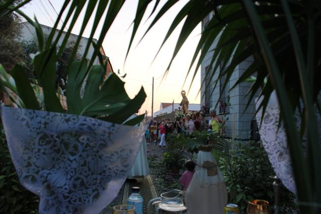 Fotos: Centenares de vecinos acompañaron a la Virgen del Carmen en su regreso al camino de Zalamea