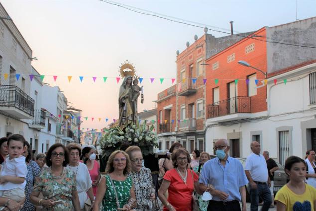 Fotos: Centenares de vecinos acompañaron a la Virgen del Carmen en su regreso al camino de Zalamea