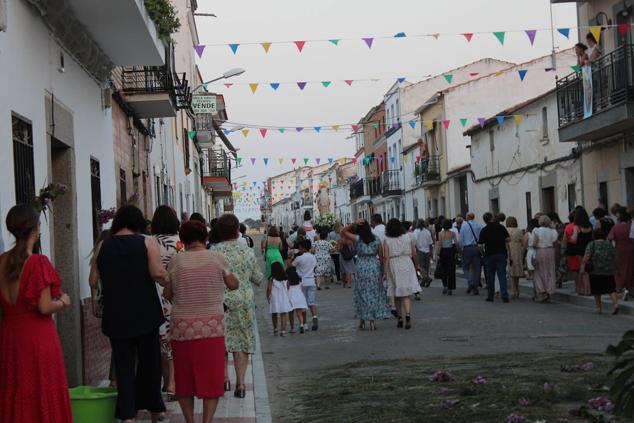 Fotos: Centenares de vecinos acompañaron a la Virgen del Carmen en su regreso al camino de Zalamea
