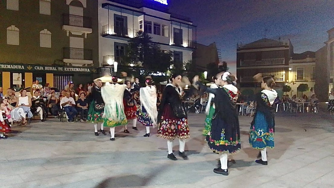 Fotos: Quintana se tiñó de verde, blaco y negro por el Día de Extremadura