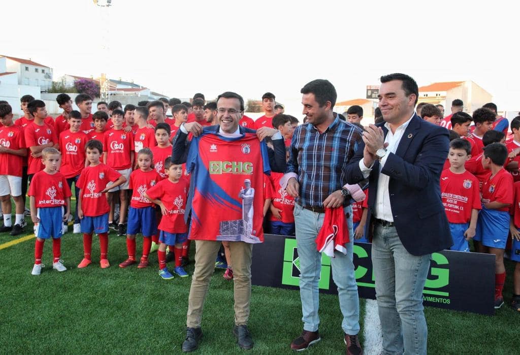 El presidente de la Diputación con una camiseta del equipo senior tras la inaguración del campo 