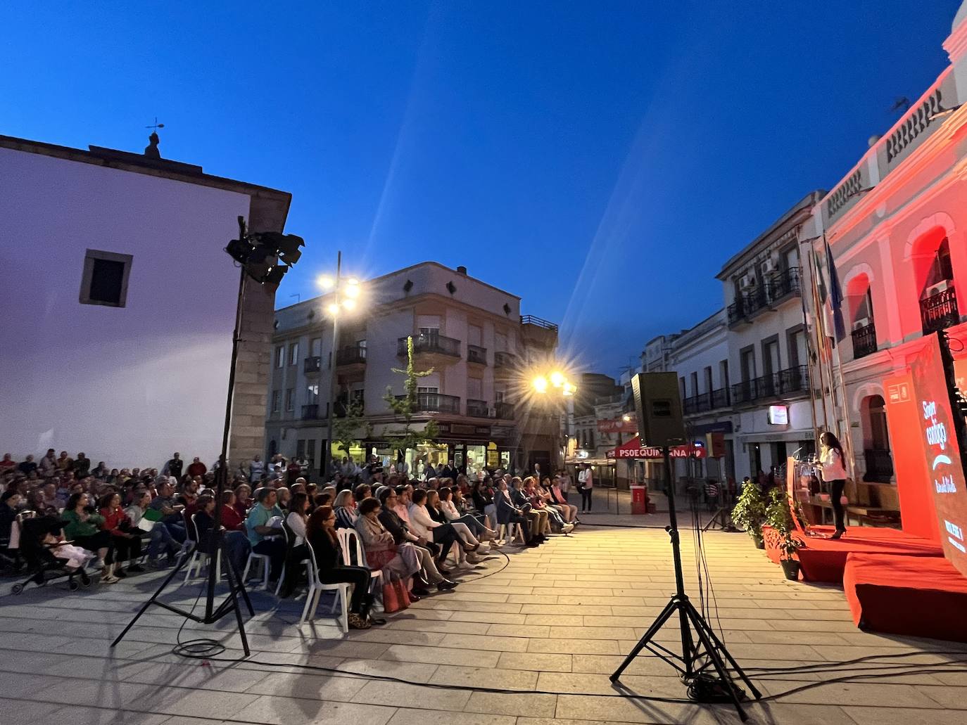 En torno a doscientas personas an asistido al acto de cierre de campaña en la plaza de España