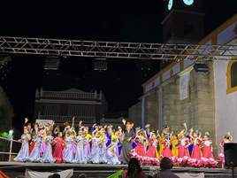 Fin de curso flamenco en la Plaza de Españaa todos los